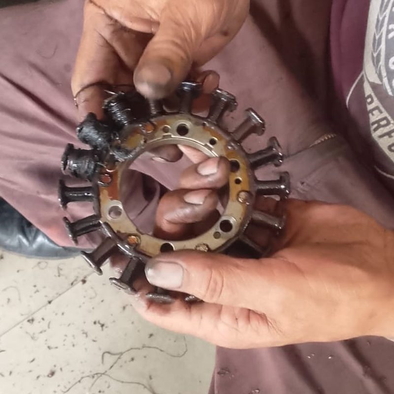 Manos del técnico trabajando en el rebobinado del estator
