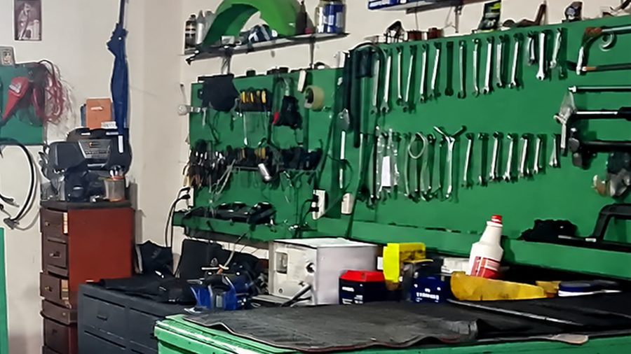 Banco de trabajo y tablero de herramientas del Taller Eléctrico Iván en Ibarra, Ecuador